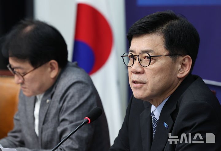 [서울=뉴시스] 최진석 기자 = 김준형(오른쪽) 조국혁신당 원내대표가 27일 여의도 국회에서 추석민심 관련 기자간담회를 하고 있다. 2026.09.27. myjs@newsis.com