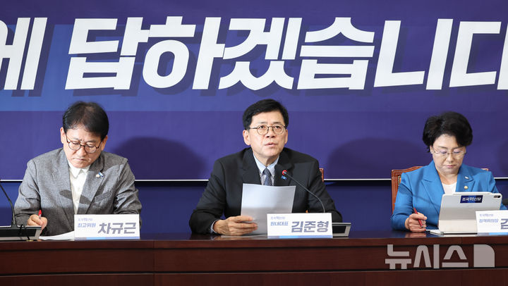 [서울=뉴시스] 최진석 기자 = 김준형(가운데) 조국혁신당 원내대표가 27일 여의도 국회에서 추석민심 관련 기자간담회를 하고 있다. 2026.09.27. myjs@newsis.com