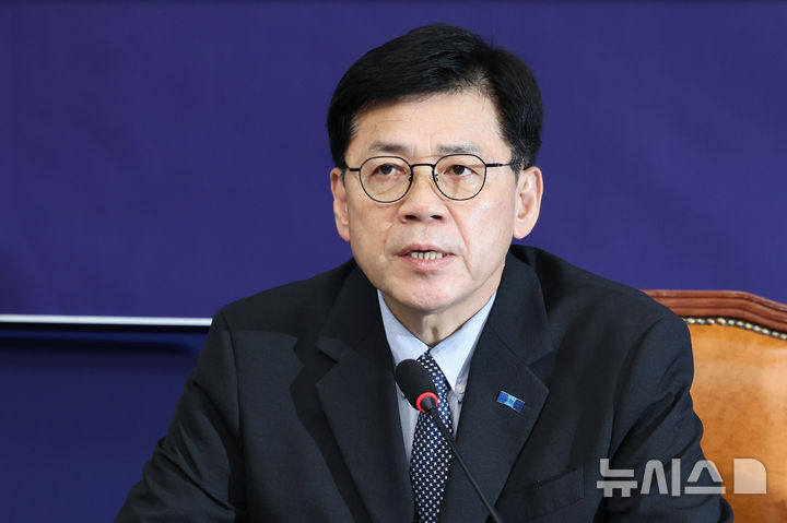 [서울=뉴시스] 최진석 기자 = 김준형 조국혁신당 원내대표가 27일 여의도 국회에서 추석민심 관련 기자간담회를 하고 있다. 2026.09.27. myjs@newsis.com