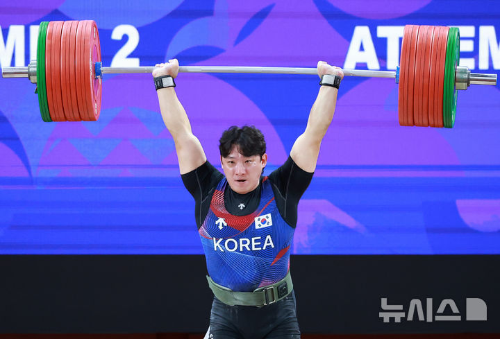 [나고야(일본)=뉴시스] 이영환 기자 = 27일 오전(현지 시간) 일본 아이치현 나고야시 중소기업진흥회관에서 열린 2026 아이치·나고야 아시안게임 남자 역도 110kg급 순위결정전, 한국 진윤성이 용상 1차시기 195kg 도전에 성공하고 있다. 2026.09.27. 20hwan@newsis.com