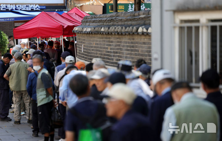 [서울=뉴시스] 홍효식 기자 = 추석 연휴 마지막 날인 27일 서울 종로구 탑골공원 인근 무료급식소를 찾은 어르신들이 길게 줄 지어 있다. 2026.09.27. yesphoto@newsis.com