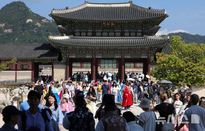 [서울=뉴시스] 홍효식 기자 = 추석 연휴 마지막 날인 27일 서울 종로구 경복궁이 관람객들로 붐비고 있다. 2026.09.27. yesphoto@newsis.com