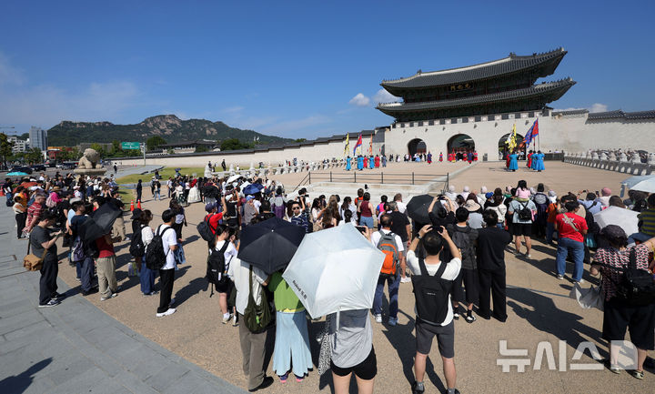 [서울=뉴시스] 홍효식 기자 = 추석 연휴 마지막 날인 27일 서울 종로구 경복궁 광화문 월대 앞에서 관람객들이 광화문 파수의식을 관람하고 있다. 2026.09.27. yesphoto@newsis.com