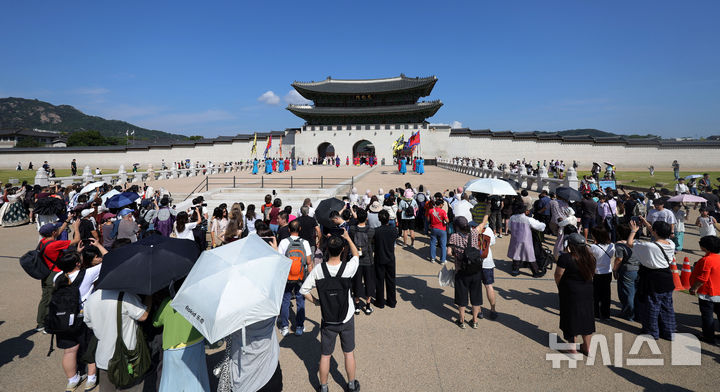 [서울=뉴시스] 홍효식 기자 = 추석 연휴 마지막 날인 27일 서울 종로구 경복궁 광화문 월대 앞에서 관람객들이 광화문 파수의식을 관람하고 있다. 2026.09.27. yesphoto@newsis.com