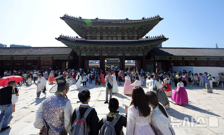 [서울=뉴시스] 홍효식 기자 = 추석 연휴 마지막 날인 27일 서울 종로구 경복궁이 관람객들로 붐비고 있다. 2026.09.27. yesphoto@newsis.com