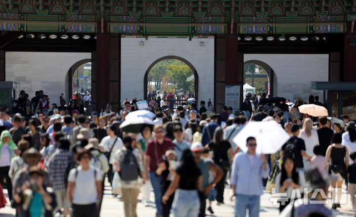 [서울=뉴시스] 홍효식 기자 = 추석 연휴 마지막 날인 27일 서울 종로구 경복궁이 관람객들로 붐비고 있다. 2026.09.27. yesphoto@newsis.com