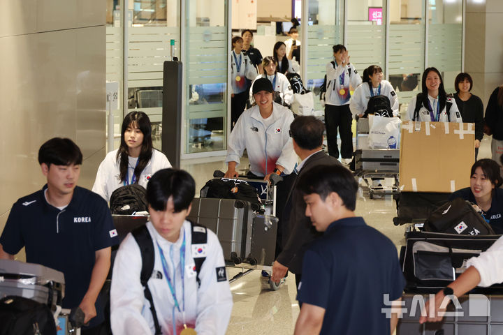 [인천공항=뉴시스] 고승민 기자 = 2026 아이치-나고야 아시아경기대회에서 금메달을 획득하고 돌아온 한국 여자 농구 대표팀이 27일 인천국제공항 2터미널을 통해 귀국하고 있다. 2026.09.27. kkssmm99@newsis.com