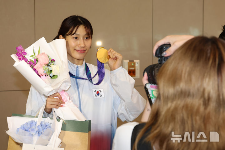 [인천공항=뉴시스] 고승민 기자 = 2026 아이치-나고야 아시아경기대회에서 금메달을 획득하고 돌아온 한국 여자 농구 대표팀 이해란이 27일 인천국제공항 2터미널을 통해 귀국, 기쁨을 나누고 있다. 2026.09.27. kkssmm99@newsis.com