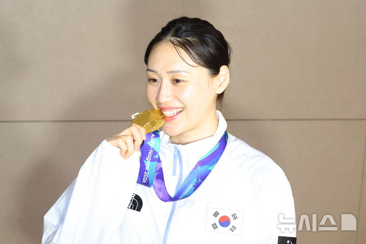 [인천공항=뉴시스] 고승민 기자 = 2026 아이치-나고야 아시아경기대회에서 금메달을 획득하고 돌아온 한국 여자 농구 대표팀 강이슬이 27일 인천국제공항 2터미널을 통해 귀국, 포즈를 취하고 있다. 2026.09.27. kkssmm99@newsis.com