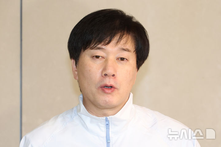 [인천공항=뉴시스] 고승민 기자 = 2026 아이치-나고야 아시아경기대회에서 금메달을 획득하고 돌아온 한국 여자 농구 대표팀 박수호 감독이 27일 인천국제공항 2터미널을 통해 귀국, 이터뷰를 하고 있다. 2026.09.27. kkssmm99@newsis.com