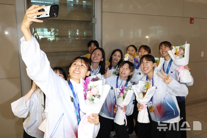 [인천공항=뉴시스] 고승민 기자 = 2026 아이치-나고야 아시아경기대회에서 금메달을 획득하고 돌아온 한국 여자 농구 대표팀이 27일 인천국제공항 2터미널을 통해 귀국, 기쁨을 나누고 있다. 2026.09.27. kkssmm99@newsis.com