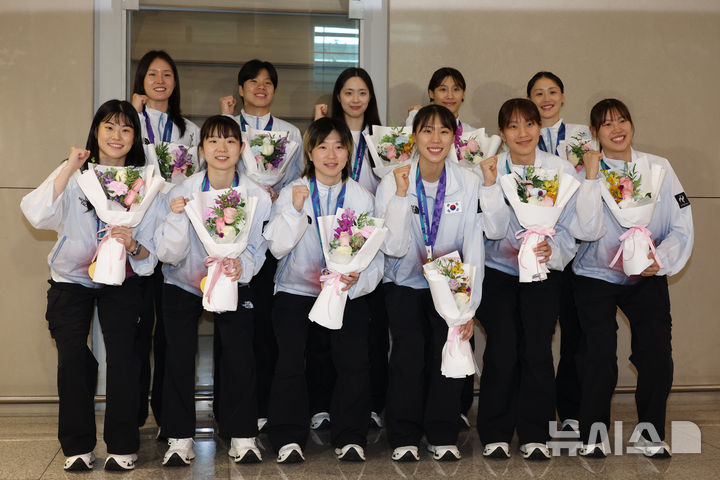 [인천공항=뉴시스] 고승민 기자 = 2026 아이치-나고야 아시아경기대회에서 금메달을 획득하고 돌아온 한국 여자 농구 대표팀이 27일 인천국제공항 2터미널을 통해 귀국, 기념촬영하고 있다. 2026.09.27. kkssmm99@newsis.com