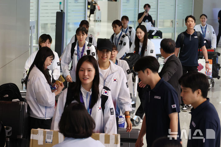 [인천공항=뉴시스] 고승민 기자 = 2026 아이치-나고야 아시아경기대회에서 금메달을 획득하고 돌아온 한국 여자 농구 대표팀이 27일 인천국제공항 2터미널을 통해 귀국하고 있다. 2026.09.27. kkssmm99@newsis.com