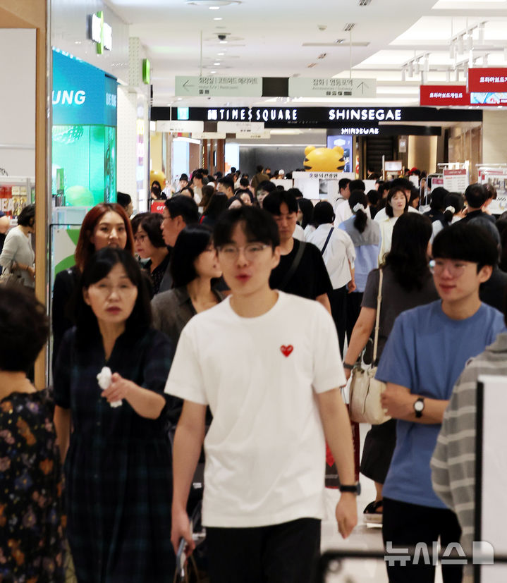 [서울=뉴시스] 박주성 기자 = 추석연휴 마지막날인 27일 오후 서울의 한 대형 쇼핑몰에 시민들이 마지막 연휴를 즐기고 있다. 2026.09.27. park7691@newsis.com