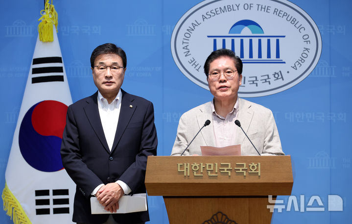 [서울=뉴시스] 최진석 기자 = 국회 외교통일위원회 위원장인 송석준(오른쪽) 의원과 야당 간사인 김대식 국민의힘 의원이 27일 여의도 국회 소통관에서 DMZ 지뢰사고 정부대응 규탄 성명을 발표하고 있다. 2026.09.27. myjs@newsis.com