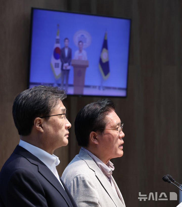 [서울=뉴시스] 최진석 기자 = 국회 외교통일위원회 위원장인 송석준(오른쪽) 의원과 야당 간사인 김대식 국민의힘 의원이 27일 여의도 국회 소통관에서 DMZ 지뢰사고 정부대응 규탄 성명을 발표하고 있다. 2026.09.27. myjs@newsis.com