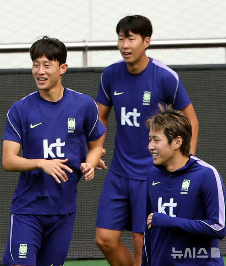 [서울=뉴시스] 박주성 기자 = 우루과이와 경기를 펼칠 대한민국 축구대표팀 이강인, 이재성, 손흥민이 27일 오후 서울월드컵경기장에서 훈련을 하고 있다. 2026.09.27. park7691@newsis.com