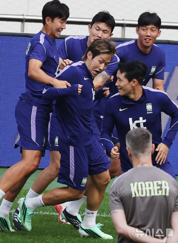 [서울=뉴시스] 박주성 기자 = 우루과이와 경기를 펼칠 대한민국 축구대표팀 손흥민, 김민재, 이강인을 비롯한 선수들이 27일 오후 서울월드컵경기장에서 훈련을 하고 있다. 2026.09.27. park7691@newsis.com