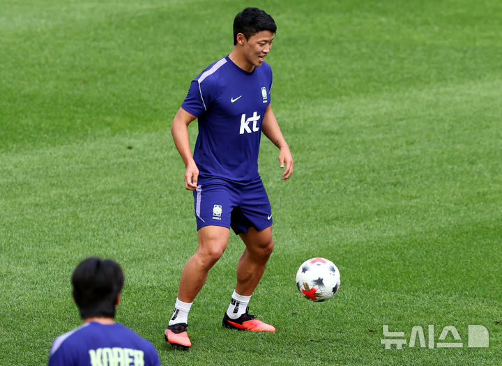 [서울=뉴시스] 박주성 기자 = 우루과이와 경기를 펼칠 대한민국 축구대표팀 황희찬이 27일 오후 서울월드컵경기장에서 훈련을 하고 있다. 2026.09.27. park7691@newsis.com