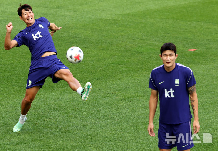 [서울=뉴시스] 박주성 기자 = 우루과이와 경기를 펼칠 대한민국 축구대표팀 손흥민, 김민재가 27일 오후 서울월드컵경기장에서 훈련을 하고 있다. 2026.09.27. park7691@newsis.com