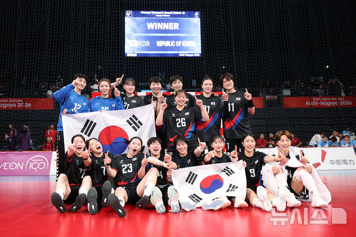[이나자와(일본)=뉴시스] 황준선 기자 = 27일(현지 시간) 일본 아이치현 이나자와시 엔트리오에서 열린 2026 아이치·나고야 아시안게임 여자 핸드볼 풀리그 최종전 한국과 일본의 경기, 금메달을 획득한 한국 선수들이 기념촬영을 하고 있다. 2026.09.27. hwang@newsis.com