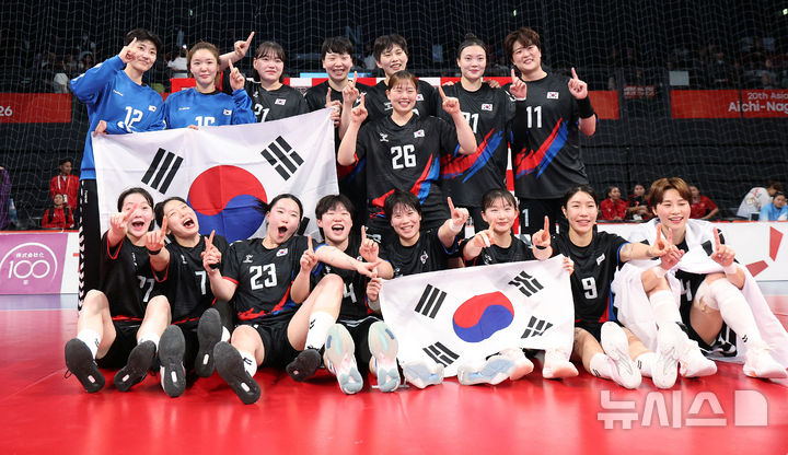 [이나자와(일본)=뉴시스] 황준선 기자 = 27일(현지 시간) 일본 아이치현 이나자와시 엔트리오에서 열린 2026 아이치·나고야 아시안게임 여자 핸드볼 풀리그 최종전 한국과 일본의 경기, 금메달을 획득한 한국 선수들이 기념촬영을 하고 있다. 2026.09.27. hwang@newsis.com