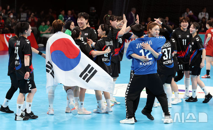 [이나자와(일본)=뉴시스] 황준선 기자 = 27일(현지 시간) 일본 아이치현 이나자와시 엔트리오에서 열린 2026 아이치·나고야 아시안게임 여자 핸드볼 풀리그 최종전 한국과 일본의 경기에서 금메달을 획득한 한국 선수들이 기뻐하고 있다. 2026.09.27. hwang@newsis.com