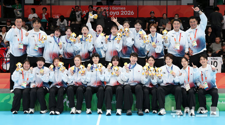 [이나자와(일본)=뉴시스] 황준선 기자 = 27일(현지 시간) 일본 아이치현 이나자와시 엔트리오에서 열린 2026 아이치·나고야 아시안게임 여자 핸드볼 시상식에서 금메달을 획득한 한국 이계청 감독을 비롯한 코치진, 선수들이 기념촬영을 하고 있다. 2026.09.27. hwang@newsis.com