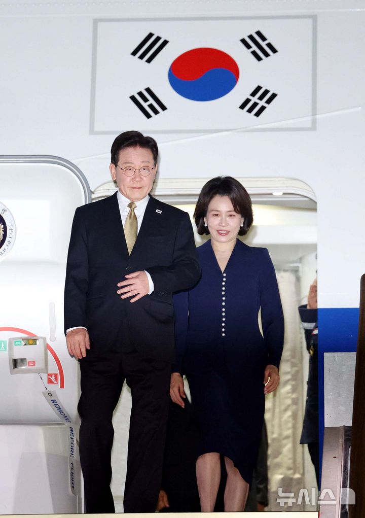 [성남=뉴시스] 김진아 기자 = 미국·멕시코 순방을 마친 이재명 대통령과 김혜경 여사가 27일 경기 성남 서울공항에 도착해 공군 1호기에서 내리고 있다. 2026.09.27. bluesoda@newsis.com