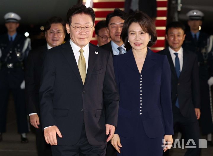 [성남=뉴시스] 김진아 기자 = 미국·멕시코 순방을 마친 이재명 대통령과 김혜경 여사가 27일 경기 성남 서울공항에 도착해 이동하고 있다. 2026.09.27. bluesoda@newsis.com