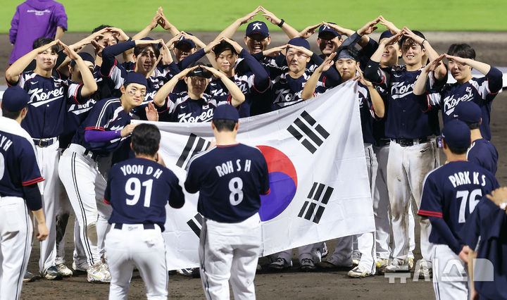 [도요하시(일본)=뉴시스] 이영환 기자 = 27일 오후(현지 시간) 일본 아이치현 도요하시 시민구장에서 열린 2026 아이치·나고야 아시안게임 야구 결승전 한국과 일본의 경기, 3-1로 승리하며 금메달을 획득한 한국 선수들이 기념촬영을 하고 있다. 2026.09.27. 20hwan@newsis.com