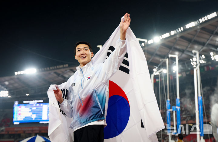 [나고야(일본)=뉴시스] 김금보 기자 = 27일 오후(현지 시간) 일본 아이치현 나고야시 미즈호 파크 육상경기장에서 열린 2026 아이치·나고야 아시안게임 육상 남자 높이뛰기 결승, 한국 우상혁이 2.22m 기록으로 동매달을 확정 지은 뒤 세리머니를 하고 있다. 2026.09.27. kgb@newsis.com