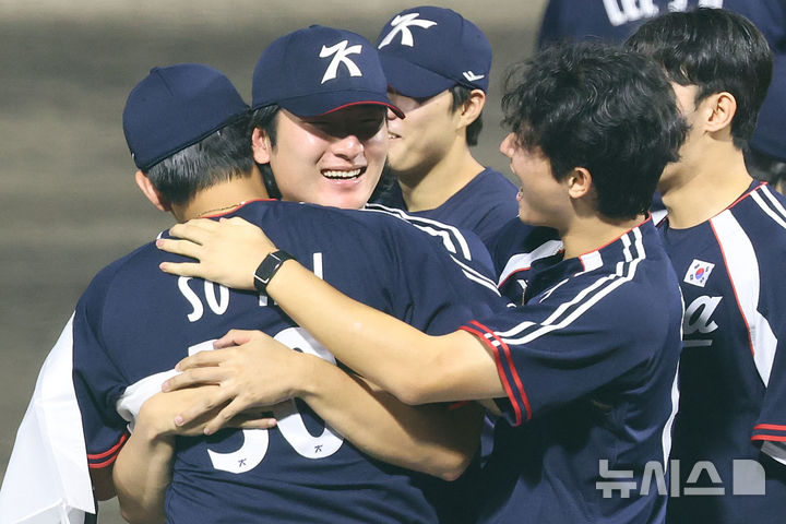 [도요하시(일본)=뉴시스] 이영환 기자 = 27일 오후(현지 시간) 일본 아이치현 도요하시 시민구장에서 열린 2026 아이치·나고야 아시안게임 야구 결승전 한국과 일본의 경기, 3-1로 승리하며 금메달을 획득한 한국 곽빈이 선수들과 기뻐하고 있다. 2026.09.27. 20hwan@newsis.com