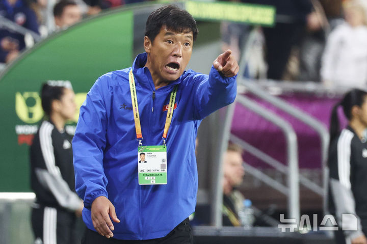 [우치=뉴시스] 북한 20세 이하(U-20) 여자 축구 대표팀의 한철학 감독. 2026.09.27.