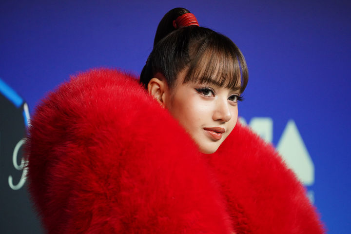 [LA=AP/뉴시스] 블랙핑크 멤버 겸 솔로가수 리사가 27일(현지시간) 로스앤젤레스(LA) 피콕 극장에서 열린 MTV 비디오 뮤직 어워즈 레드카펫을 밟고 있다.