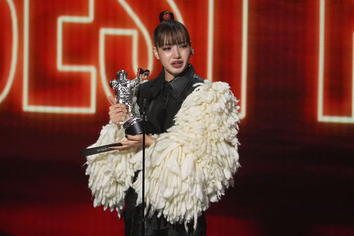 [LA=AP/뉴시스] 블랙핑크 리사가 27일(현지시간) 미국 로스앤젤레스 피콕 극장에서 열린 MTV 비디오 뮤직 어워즈에서 '드림(Dream)(feat. Kentaro Sakaguchi)'로 베스트 팝 부문을 수상하고 있다.