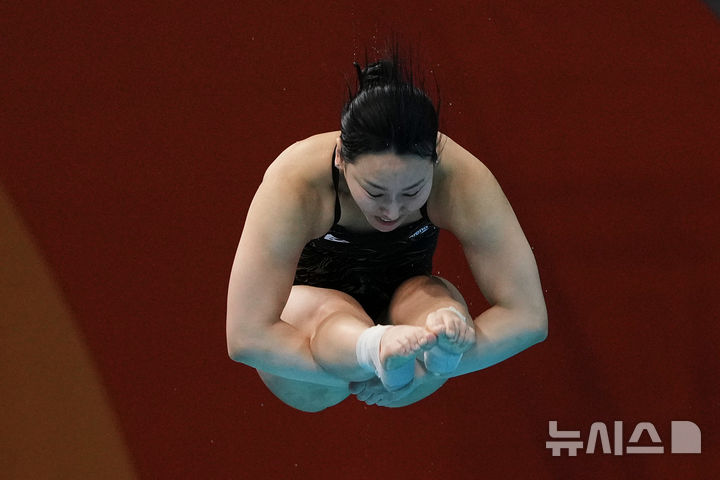 [도쿄=AP/뉴시스] 김수지가 28일 일본 도쿄 아쿠아틱스 센터에서 열린 2026 아이치나고야 아시안게임 다이빙 여자 1m 스프링보드 결선 경기를 펼치고 있다. 김수지는 245.05점으로 3위를 기록하며 동메달을 목에 걸었다. 2026.09.28.