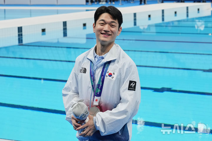 [도쿄=AP/뉴시스] 김영남이 28일 일본 도쿄 아쿠아틱스센터에서 열린 2026 아이치·나고야 아시안게임 다이빙 남자 1m 스프링보드에서 은메달을 딴 후 시상식에서 포즈를 취하고 있다. 2026.09.28
