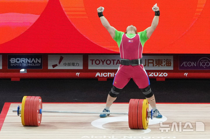 [나고야=AP/뉴시스] 북한의 로광렬이 28일 일본 나고야 중소기업진흥회관에서 열린 2026 아이치·나고야 아시안게임 역도 남자 85㎏급 용상에서 214㎏을 들어 올려 세계신기록을 작성한 뒤 환호하고 있다. 로광렬은 인상 165㎏, 용상 214㎏, 합계 379㎏으로 세계신기록을 작성하며 금메달을 목에 걸었다. 2026.09.28.