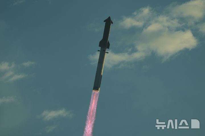 [AP/뉴시스] 미 스페이스X의 초대형 로켓 스타십이 28일 아침 7시 49분 상단에 무인우주선 캡슐 스타십을 싣고 미 텍사스 남단 스타베이스 기지에서 하늘로 발사되고 있다