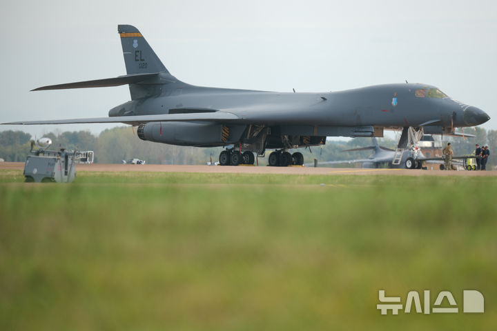 [페어포드=AP/뉴시스] 영국 RAF 페어포드 공군기지에 28일 미 공군의 B1 폭격기 한 대가 세워져 있다.2026.09.29.