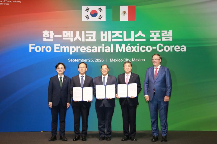 [서울=뉴시스] 한-멕시코 비즈니스포럼에서 참석자들이 기념촬영을 하고 있다. 왼쪽부터 산업통산부 김정관 장관, 한국항공우주산업(KAI) 김종출 대표이사, FEMIA 루이스 리스카노 CEO, 포스코인터내셔널 이계인 대표이사, 멕시코 경제부 마르셀로 에브라르드 장관. (사진=KAI 제공) photo@newsis.com *재판매 및 DB 금지