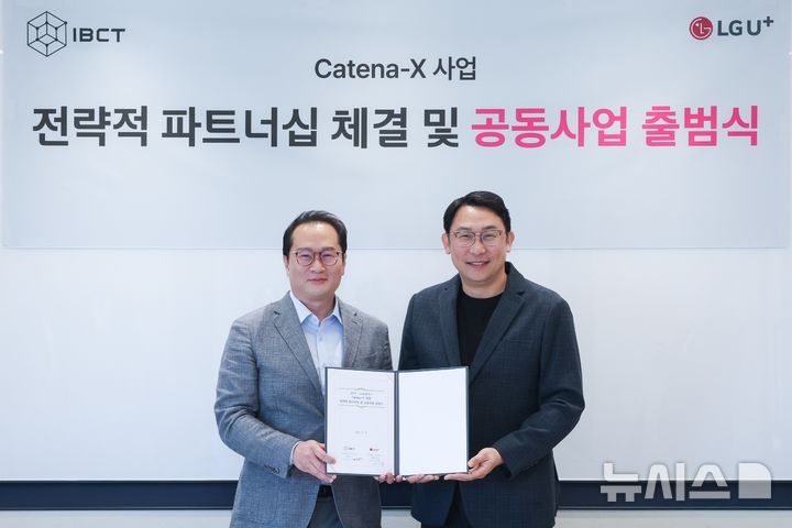 [서울=뉴시스] 윤현성 기자 = LG유플러스가 데이터스페이스 전문기업 아이비씨티(IBCT)와 국내 제조기업의 유럽 공급망 데이터 규제 대응을 지원한다고 28일 밝혔다. 사진은 서울 용산구 LG유플러스 용산사옥에서 열린 '카테나-X 사업 전략적 파트너십 체결 및 공동사업 출범식'에서 권근섭 LG유플러스 고객그룹담당(오른쪽)과 이정륜 IBCT 대표가 기념사진을 촬영하고 있는 모습. (사진=LG유플러스 제공) 2026.09.28. hsyhs@newsis.com