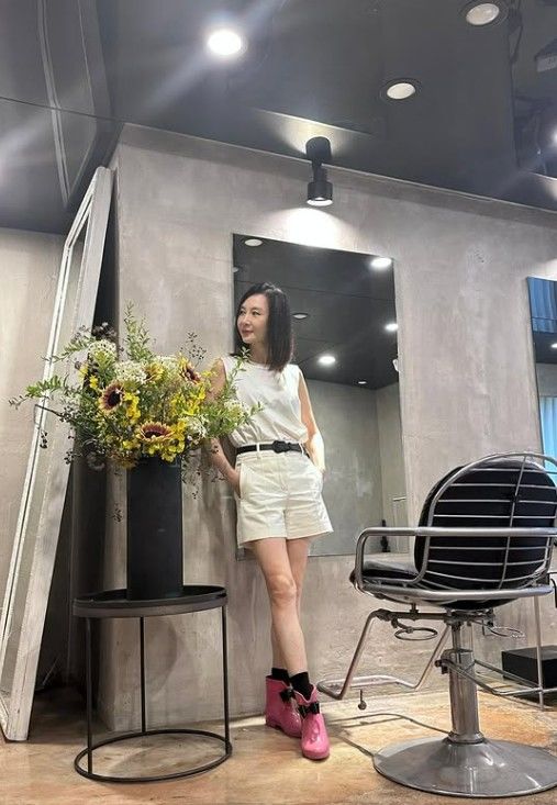 [서울=뉴시스] 채시라가 거울 앞에서 포즈를 취하고 있다. (사진= 채시라 SNS 캡처) 2026.09.28. photo@newsis.com *재판매 및 DB 금지