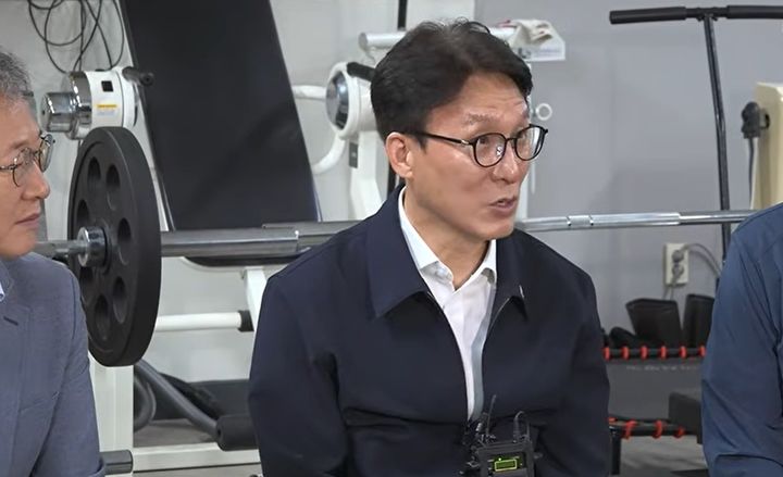김민석 더불어민주당 대표가 28일 새벽 서울 구로구 동일유엔지를 찾아 환경공무직 공무원들과 간담회를 진행하고 있다. (사진=민주당 유튜브 채널 '민주당티비' 화면 캡처) *재판매 및 DB 금지