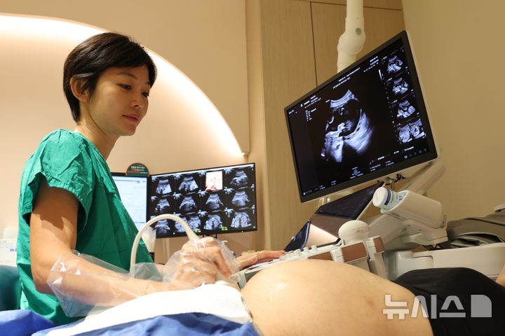[서울=뉴시스] 이미영 서울아산병원 태아심장센터소장(산부인과 교수)이 태아심장 정밀초음파를 통해 선천성 심장기형 태아의 상태를 정밀하게 진단하고 있는 모습. (사진= 서울아산병원 제공)