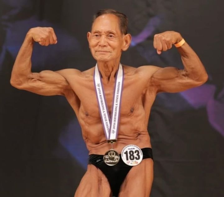 [서울=뉴시스] 일본에서 90세 보디빌더가 19번째 일본 챔피언 타이틀을 거머쥐어 화제다. (사진=가나자와 토시스케 인스타그램 캡처)
