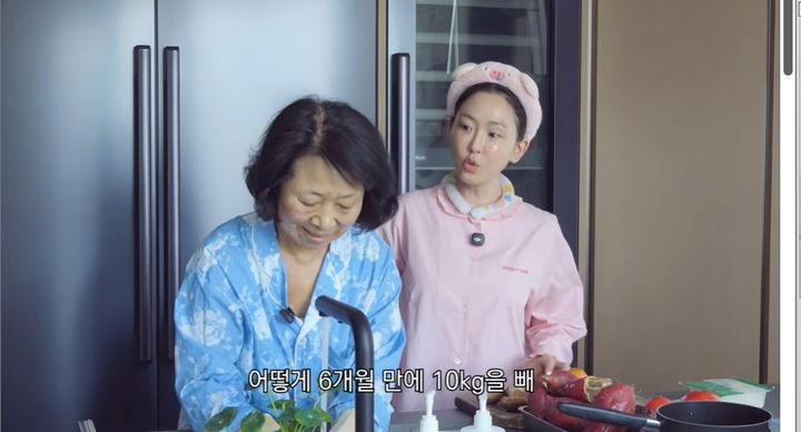 [서울=뉴시스] 강예원이 유튜브 채널 '광예원'을 통해 75세 어머니가 6개월간 10㎏을 감량하며 6년째 이어오고 있다는 찐 채소 중심의 아침 식단을 공개했다. (사진=유튜브 채널 '광예원' 캡처)