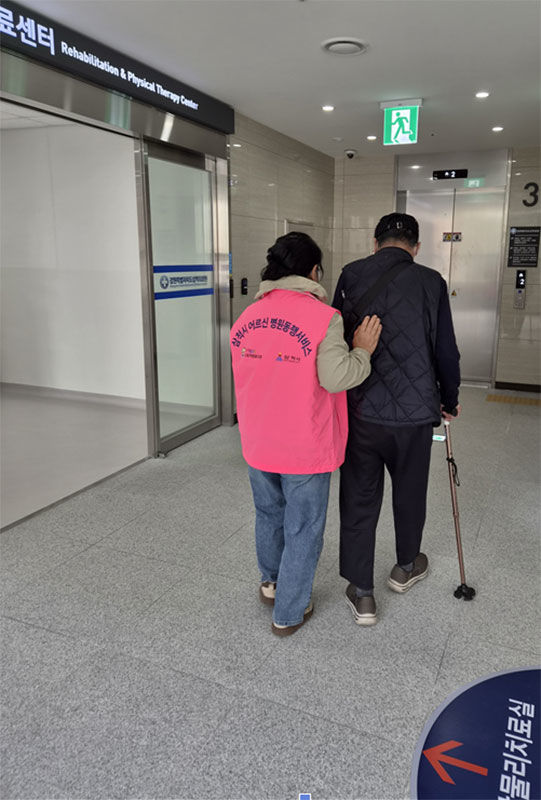 '어르신 병원동행서비스' 모습.(사진=삼척시 제공) *재판매 및 DB 금지