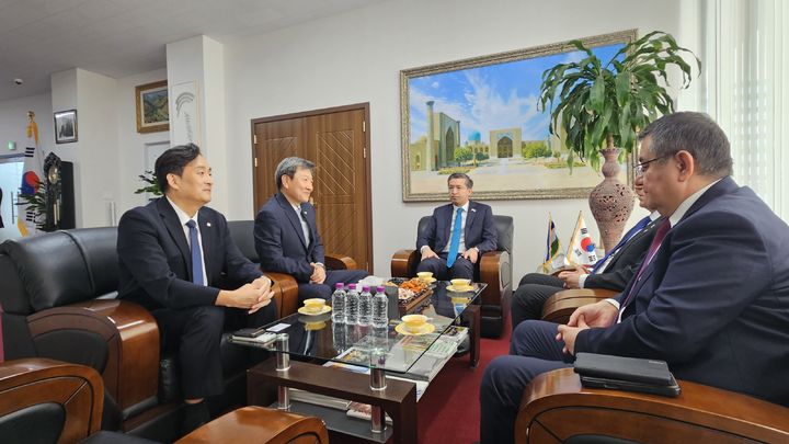 [서울=뉴시스] (왼쪽부터) 김병준 국민대 국제교류처장, 정승렬 총장, 알리쉐르 압두살로모프 주한우즈베키스탄 대사, 셰르조드 셰르마토프 디지털기술부 장관, 자몰 틸로예비치 마흐수도프 차관이 대화하고 있다. (사진=국민대 제공) 2026.09.28. photo@newsis.com *재판매 및 DB 금지